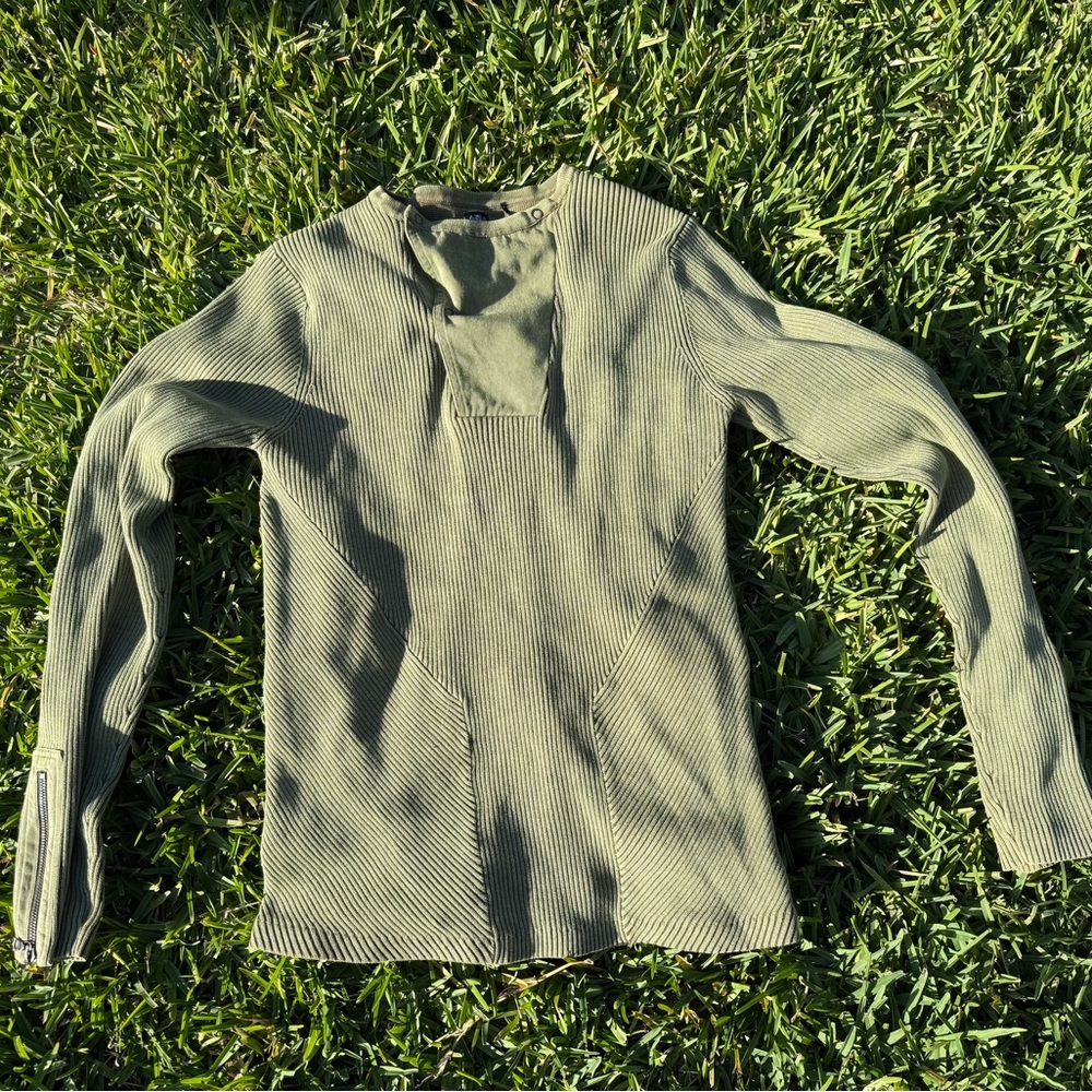 Green Long Sleeve Tee with Collar and Smooth Texture